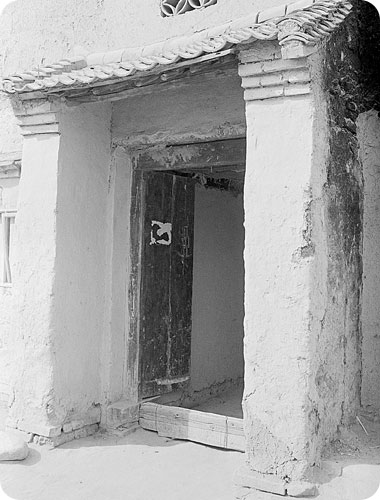 צבע מתקלף, סדקים, צירים חורקים/שבורים, ידית שאינה מתפקדת ומנעול מקולקל - כל אלה יחסמו את כניסת הצ'י, ואף יבריחו אותו מן הבית