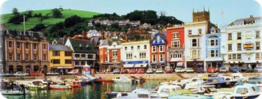 רוב הבתים באזור נמל דרטמות נבנו במאה ה-16.