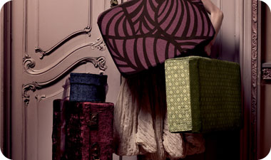 טקסטורות, הדפסים וצבעים שונים המתאימים לריפוד כורסאות, מערכות ישיבה, הדומים, וילונות וכריות נוי