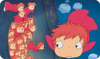 פוניו על הצוק ליד הים