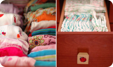 כדאי לוודא שמשטח ההחתלה המונח על השידה מקובע ואינו יכול לזוז בזמן ההחתלה