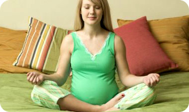 המלצות לשיפור השינה במהלך השליש השלישי: הימנעי מארוחות כבדות כשלוש שעות לפני השינה; נסי לבצע פעילות פיזית קלה כמו הליכה; הימנעי מתנומות ארוכות במשך היום. אילוסטרציה: Gettyimages/Imagebank