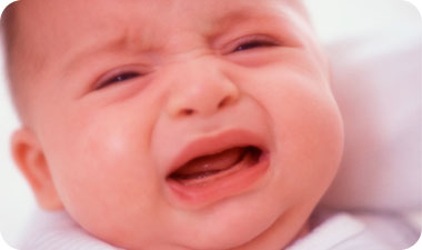 תינוקות שהורגלו לשכיבה על הגב בלבד יביעו יותר את מורת רוחם בבכי עם שינוי התנוחה. צילום: GettyImages/ImageBank