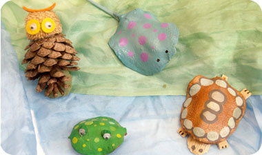 מאצטרובלים וענפים אפשר להכין שלל חיות נפלאות, בשילוב עם פיסות בד ועיניים זזות 