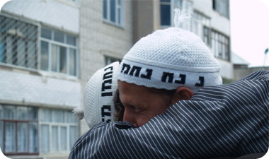 בין המבקרים באומן, לצידם של הברסלבים, ניתן לפגוש ציבור דתי מחצרות רבות