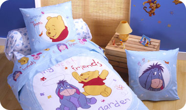 חברת וולט דיסני יצרה  והוציאה לשוק מאות מוצרי לוואי בהשראת פו הדוב