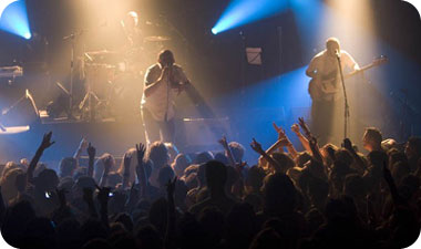 מחמם את הלב לראות שללהקה כמו המרסדס בנד מעריצים צעירים כל כך