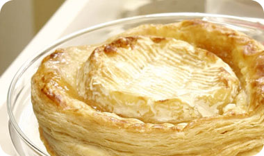 מאפה בצק עלים עם קממבר וצ'אטני מנגו