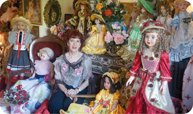 בעקבות הבובות החלה גרינברג לאסוף גם בגדים וחלקי בובות