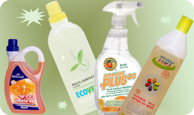 מימין: נוזל לניקוי רב תכליתי של Tidy, Orange plus RTU של Earth Friendly, נוזל רב תכליתי של Ecover ו-Astonish ג'ל לניקוי רב תכליתי 