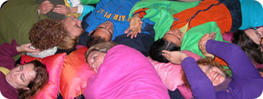 אותה ילדה היא החיות ושמחת החיים שגורמת לכל דבר להיות יותר קליל ופשוט, וללא החיבור הפנימי הזה אנו חשים מרוקנים, עייפים ודיכאוניים