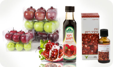 מימין: שמן זרעי רימונים, רכז רימונים של דיפלומט [צילום יוני רייף], רימונים ותפוחים בביתילי, 40 שקלים 