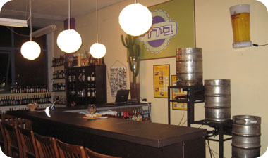 קיימים הבדלים במספר שלבים אשר מבוצעים במבשלות המסחריות על מנת לקבל מוצר צלול יותר ועמיד יותר