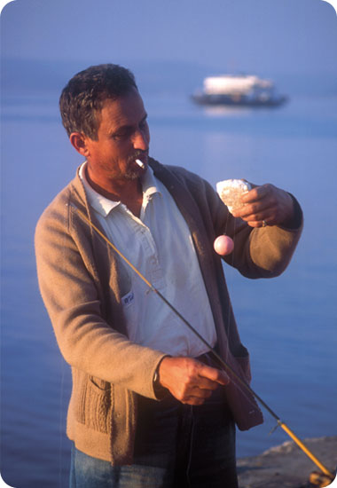 תושבי איסטנבול מנצלים את שעות הצהריים להירגעות ולמנוחה. יש שמוצאים זאת בדיג בנהר