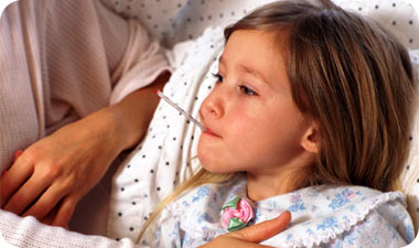 על-פי רוב, המחלה גורמת לחום, רפיון איברים וירידה ביכולת הקוגניטיבית - תופעות שקשה לאבחן בתינוקות או בילדים קטנים עקב הדמיון למחלות רבות אחרות. אילוסטרציה: Gettyimages/Imagebank