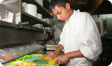 מתייחסים אלי כמו לכולם, אני לא מקבל שום הנחות