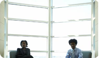 במשרד הממוקם בחדר מרווח עם חלונות ואור יהיה נעים יותר לעבוד