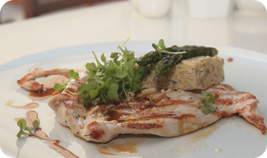 חזה עוף עם פולנטה באספרגוס וציר עוף