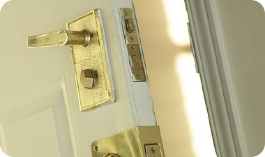 רצוי להשתמש בצבעים בהירים ולמקם את השולחן מול הדלת בשביל שתמיד תהיה שליטה על המתרחש