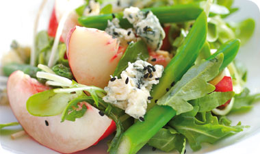 סלט אספרגוס, נקטרינות וגבינה כחולה