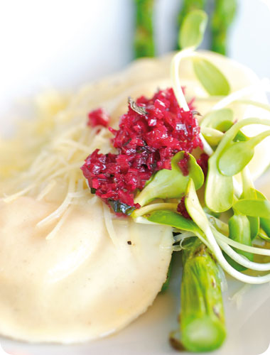 אספרגוס בגריל עם רביולי חלמון