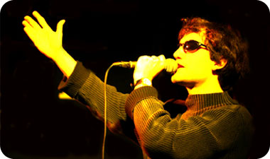 השרוט מחליט לפטר את הלהקה ולהתחיל להופיע עם פלייבק