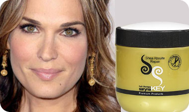 מימין לשמאל: מסכת שיאה ריפר אבסולוט של Sarina Key, מולי סימס