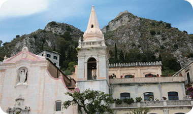 למעלה - מבצר מרשים, למטה גן האנגלייה פלורנס טרֵבֵליאן [צילום: azaro]