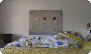 המיטה ממוקמת בין שני החלונות ויש מסעד למיטה, לקיום תחושת ביטחון 