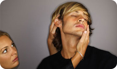 זו תופעה מוכרת: בחורים בוחנים בחורות אחרות [אילוסטרציה: ASAP Photos]